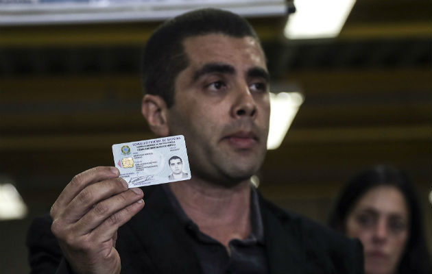 El "Dr. Bumbum" muestra su licencia médica ante una comisaría en Río de Janeiro. 