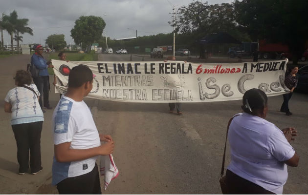 Pintores también se sumaron a la manifestación. Aseguran que su escuela está colapsando.