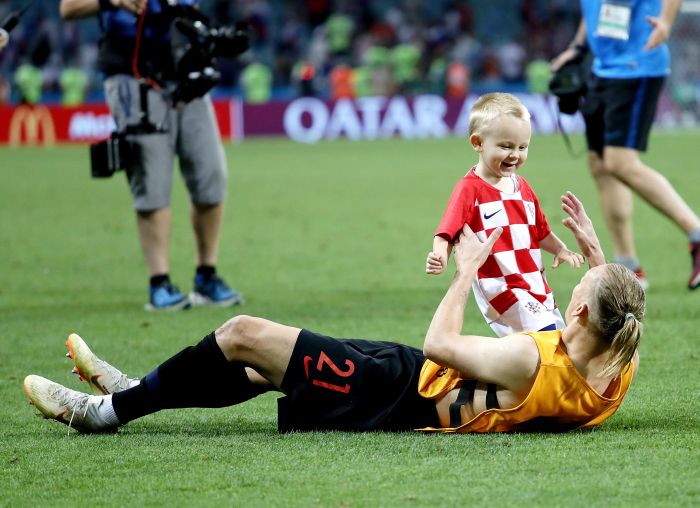 Vida juega con su hijo tras clasificar a la semifinal del mundial. Foto EFE Vida juega con su hijo tras clasificar a la semifinal del mundial. Foto EFE