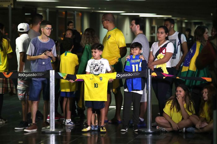 Aficionados esperando a su selección. Foto EFE