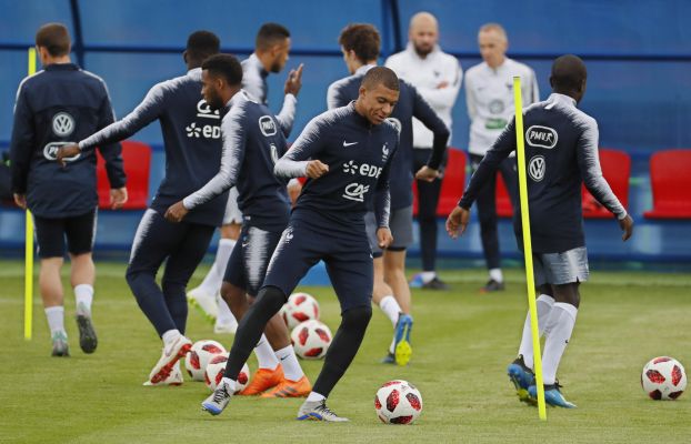 El juvenil Mbappé no podía faltar entre los candidatos / Archivo