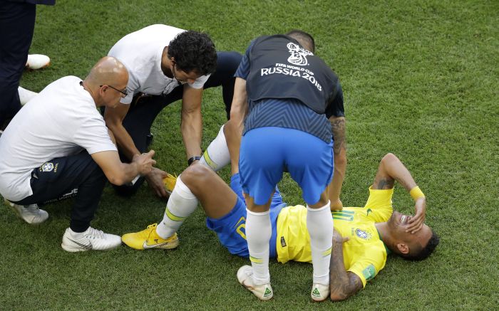 Neymar es atendido por una supuesta falta. Foto AP Neymar es atendido por una supuesta falta. Foto AP