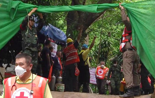 Al menos dos nuevos rescatados de la cueva de Tailandia, según los medios Entre la primera operación, el domingo, y esta segunda, las autoridades interrumpieron el rescate durante unas 14 horas.