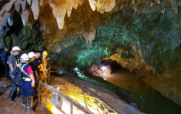 Tailandia mira al cielo de cara al rescate de los 13 atrapados El nivel de las inundaciones ha descendido cerca de un 40 por ciento desde el inicio de las operaciones gracias al incesante drenaje artificial del agua y a un tiempo favorable.