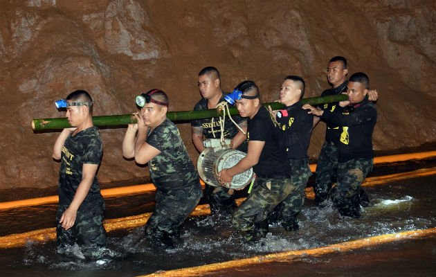 Tailandia mira al cielo de cara al rescate de los 13 atrapados Unas 20 bombas de extracción funcionan sin descanso y extraen de la cueva miles de litros a la hora.