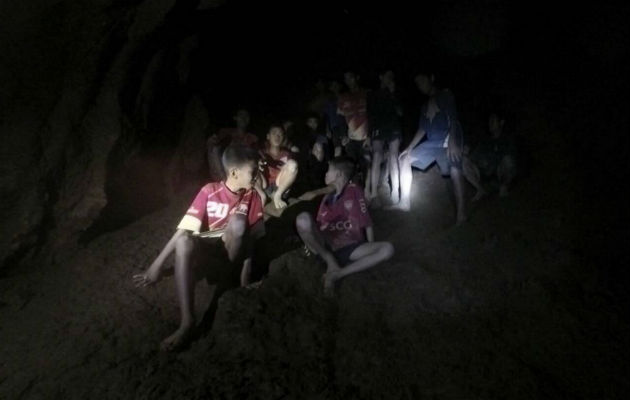 Tailandia mira al cielo de cara al rescate de los 13 atrapados El plan de extracción que tiene más fuerza en las condiciones actuales es que los atrapados buceen.