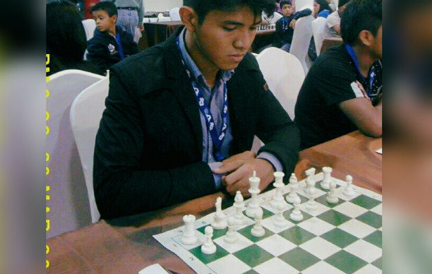 Un reto para la mente Vicente jugando ajedrez. Foto Cortesía.