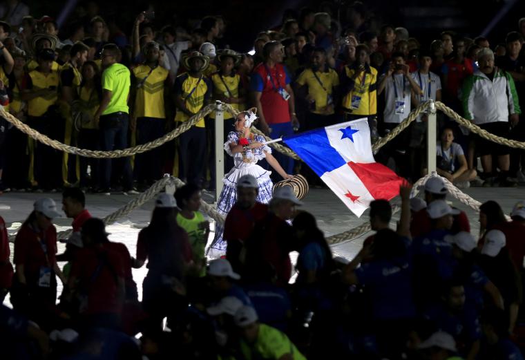 Panamá, sede 2022: La reina del Carnaval de Panamá, Yanidia Maure, muestra la bandera panameña, como nos compromete como sede de los Juegos Centroamericanos y del Caribe 2022./Foto EFE