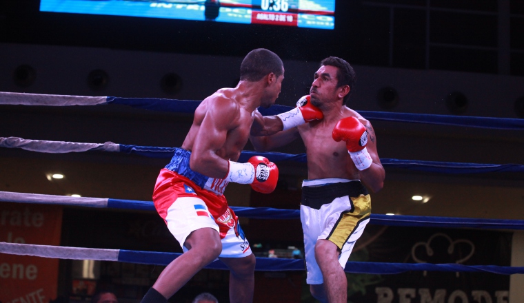Jenifel Vicente, de República Dominicana (izq.), se impuso ante el mexicano Andrés García por nocaut técnico en el segundo asalto, para llevarse el título de latino de las 122 libras Organización Mundial de Boxeo. Diadema: Jenifel Vicente, de República Dominicana (izq.), se impuso ante el mexicano Andrés García por nocaut técnico en el segundo asalto, para llevarse el título de latino de las 122 libras Organización Mundial de Boxeo. /Foto Anayansi Gamez