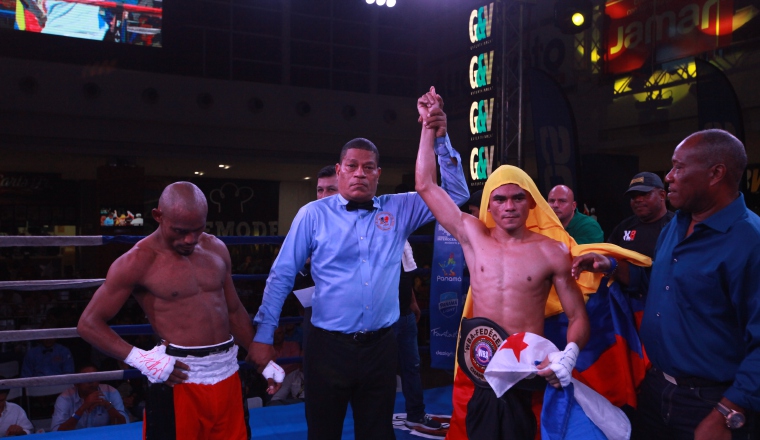 El colombiano Wilmer Soto se impuso ante el panameño Julio "Kikirikí" Escudero por nocaut técnico en el quinto asalto, para obtener el gallardete de las 122 libras de la Asociación Mundial de Boxeo (AMB). Corona: El colombiano Wilmer Soto se impuso ante el panameño Julio "Kikirikí" Escudero por nocaut técnico en el quinto asalto, para obtener el gallardete de las 122 libras de la Asociación Mundial de Boxeo (AMB). /Foto Anayansi Gamez