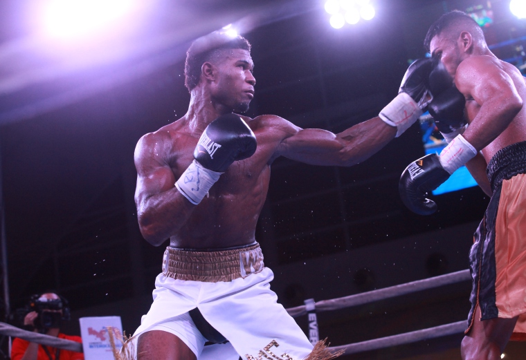 Pleito: El jamaiquino Michael Gardener no tuvo problemas para imponerse al panameño Aristides “El Fusil” Quintero en las tarjetas de forma unánime al ser beneficiado por: (58-56), (60-54) y (59-55) en las 154 libras. /Foto Anayansi Gamez