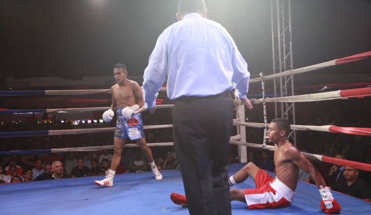 'La Roca' derribó a "Guapito" Torres en dos ocasiones, para que el árbitro pusiera fin al combate. 'La Roca' derribó a "Guapito" Torres en dos ocasiones, para que el árbitro pusiera fin al combate.
