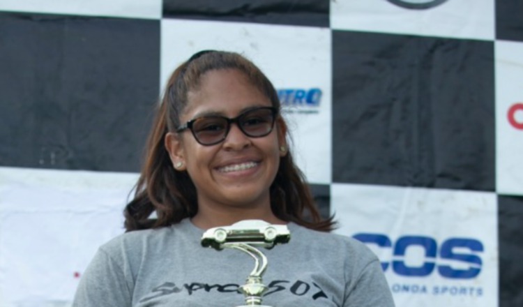 La piloto posa sonriente con su trofeo. La piloto posa sonriente con su trofeo.