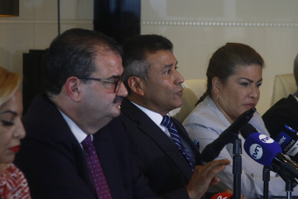 Sin vinculación: “No tengo nada que ver entre la Procuraduría y el presidente de la Corte Suprema de Justicia”, aclaró ayer el expresidente Martinelli, en una misiva leída por Sidney Sittón, parte de su equipo legal. Sin vinculación: “No tengo nada que ver entre la Procuraduría y el presidente de la Corte Suprema de Justicia”, aclaró ayer el expresidente Martinelli, en una misiva leída por Sidney Sittón, parte de su equipo legal.