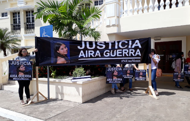 Viacrucis de Aíra Guadalupe Guerra ante sus verdugos. Foto/Archivo Viacrucis de Aíra Guadalupe Guerra ante sus verdugos. Foto/Archivo