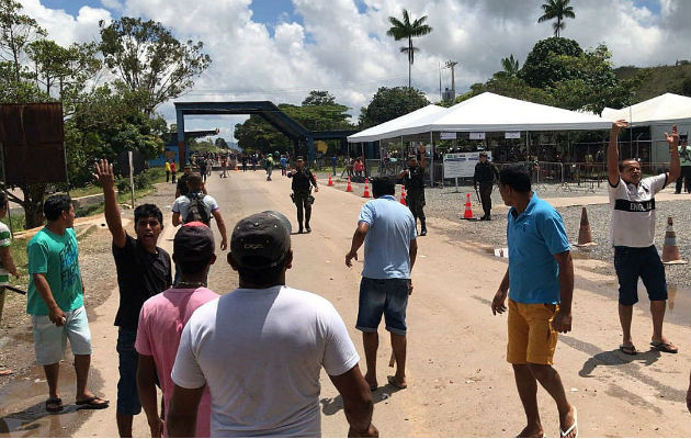 Expulsan inmigrantes venezolanos de sus carpas y queman sus objetos en Brasil Un grupo de habitantes se concentró desde primera hora de este sábado, prendió fuego a las carpas y tiendas de campaña donde están hospedados los venezolanos
