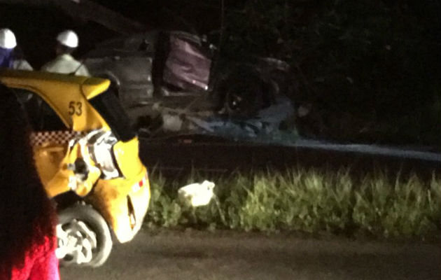 Muere mujer embarazada durante accidente en Colón El accidente se dio entre un taxi y otro vehículo particular, este último quedó en un poste eléctrico y cerca a la quebrada fantasma.