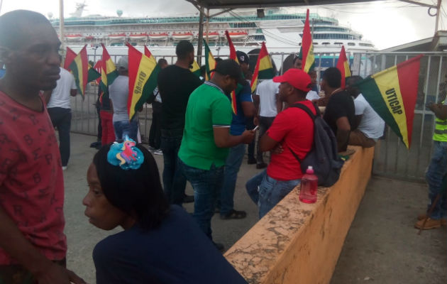 Manifestantes cierran el Home Port en la ciudad de Colón Según los mismos manifestantes, luego de que la empresa administradora comunicara del despido a al menos a tres trabajadores se dio inicio a la protesta a eso de las 6:30 am.