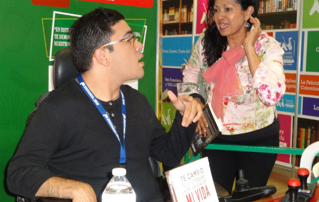Escritor panameño Juanpi Dolande los espera esta noche en la gala de su libro. Foto: Rosalina Orocú M.