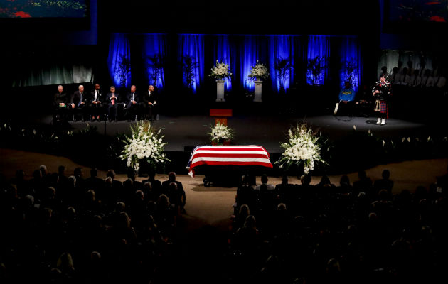 El féretro de John McCain llega a Washington para tres días de tributos Al funeral no asistirá el actual presidente estadounidense, Donald Trump, que mantuvo una tensa relación con McCain hasta su muerte.