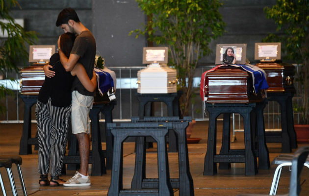 Familiares de 17 muertos en Génova rechazan participar en el funeral El resultado provisional del siniestro es de 38 muertos, al menos tres de ellos niños, y 15 heridos, según cifras de la Delegación del Gobierno en Génova.