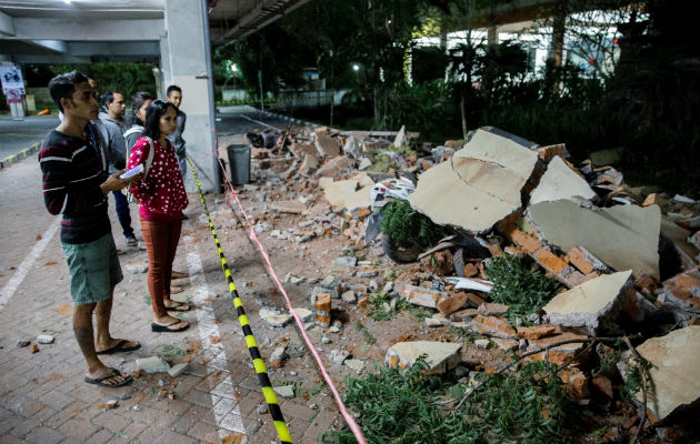 Al menos 19 muertos en un terremoto de magnitud 7 en Indonesia Partes de un edificio de un centro comercial caidas tras el terremoto, en Denpasar, Bali, Indonesia.