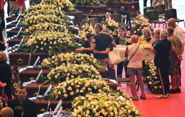 Con un fuerte aplauso recibieron las cerca 5.000 personas que se congregaron en esta ceremonia a algunos de los miembros de los equipos de bomberos que desde el martes han excavado sin pausa para extraer a los fallecidos y que siguen haciéndolo ya que se busca a una persona aún desaparecida. Los familiares del resto de fallecidos decidieron ceremonias privadas, algunos como protesta ante un Estado que no ha protegido a las personas, como en el caso de las familias de cuatro jóvenes de Torre del Greco, una localidad en el sur de Italia.