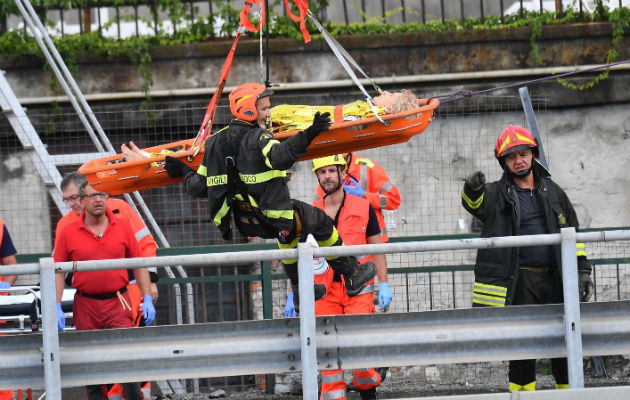 Rescatistas trabajan arduamente para sacar lo más pronto posible a los heridos y a las víctimas del puente que colapsó. FOTO/AP