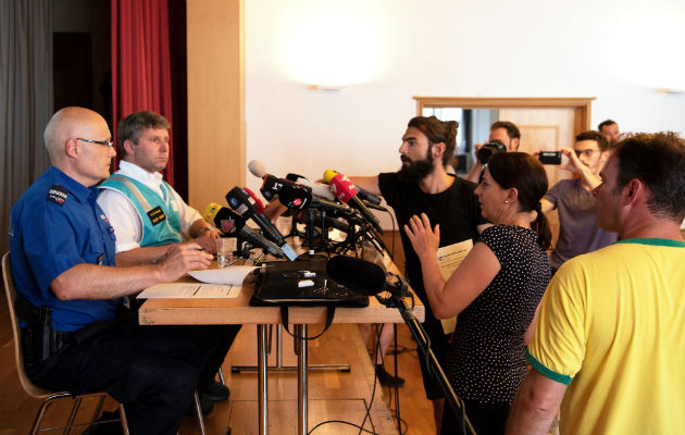 Mueren 20 personas al estrellarse un avión militar antiguo en Suiza Se trata del peor accidente en la historia del transporte aéreo suizo desde que se estrellara un avión de Crossair en el año 2001, en el que murieron 24 personas, según los medios suizos.