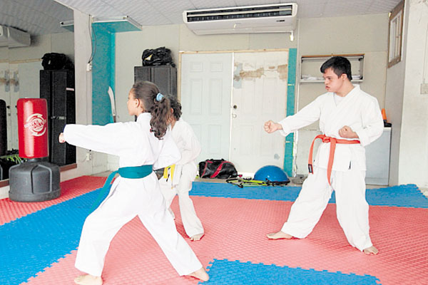 Este grupo hace una demostración de las “katas” que les enseñan en la academia del “sensei” Frías. Este grupo hace una demostración de las “katas” que les enseñan en la academia del “sensei” Frías.