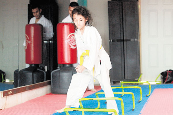 Saltos, patadas, “katas”, los niños aprenden los movimientos que forman parte del karate. Saltos, patadas, “katas”, los niños aprenden los movimientos que forman parte del karate.