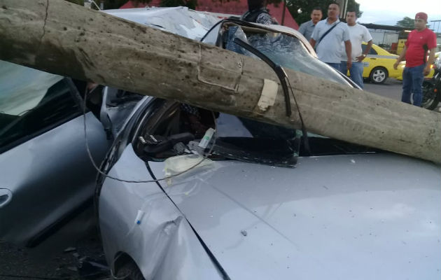 Se estrella contra el poste del tendido eléctrico al perder el control del auto. Foto/Mayra Madrid