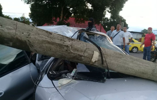 Las autoridades del tránsito en la provincia de Chiriquí, una vez registrado el accidente practican la prueba de alcoholemia al conductor del vehículo, quien dio positivo. Foto: Mayra Madrid Las autoridades del tránsito en la provincia de Chiriquí, una vez registrado el accidente practican la prueba de alcoholemia al conductor del vehículo, quien dio positivo. Foto: Mayra Madrid