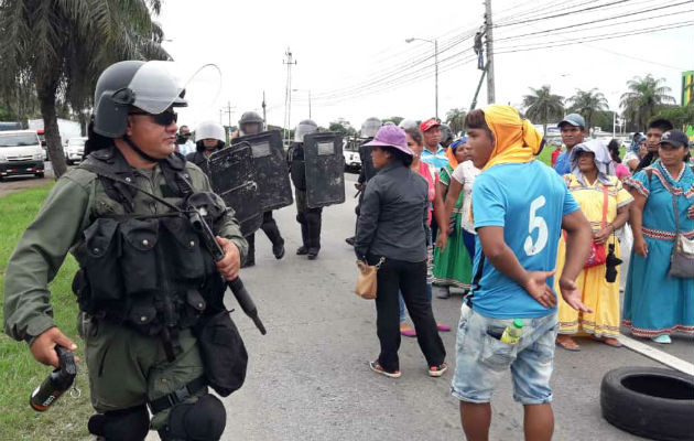 Los precaristas en Chiriquí se mantienen a orilla de la vía y esperan una respuesta en Chiriquí. Foto: Mayra Madrid. Los precaristas se mantienen a orilla de la vía y esperan una respuesta en Chiriquí. Foto: Mayra Madrid.