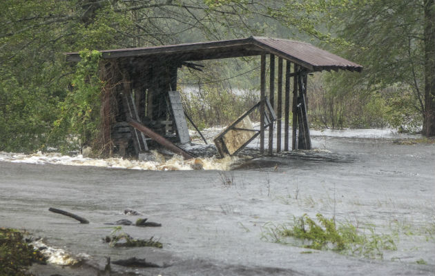 Aumentan a 13 los muertos por Florence, que se degrada a depresión tropical Otra pareja falleció cuando se incendió su casa en Fayetteville, en Carolina del Norte, informó la Oficina Forense estatal.