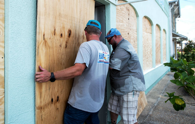 Carolina del Norte evacuará sus costas ante el potente huracán por llegar. Dueños de restaurantes protegen con madera sus establecimientos.