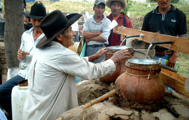 Mezcaleros trabajando en la comunidad de Santiago Matatlán, en el estado de Oaxaca (México). Cargado de tradición, el mezcal ha registrado en los últimos años un crecimiento exponencial. FOTO/EFE
