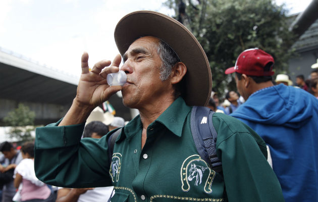 Mezcaleros protestan, en contra de la denominación de origen a la bebida del mezcal que se otorgo al Estado de México, Aguscalientes y Morelos y que por tradición, se produce tradicionalmente en Oaxaca. FOTO/EFE