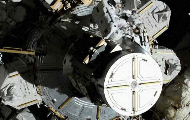 Dos astronautas hacen historia con un paseo espacial íntegramente femenino Imagen de la NASA donde se ven las astronautas Koch y Meir afuera Estación Espacial Internacional. Foto: AP.