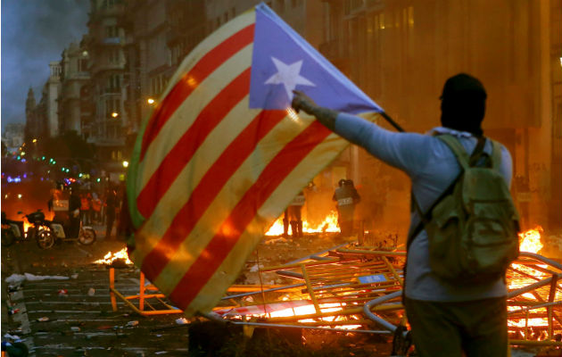 Los independentistas colapsan Barcelona en apoyo a sus líderes presos Manifestantes durante las violentas protestas en Barcelona, en su cuarta huelga general por la independencia. Foto: EFE.