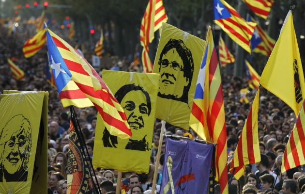 Los independentistas colapsan Barcelona en apoyo a sus líderes presos Manifestantes durante las violentas protestas en Barcelona, en su cuarta huelga general por la independencia. Foto: EFE.