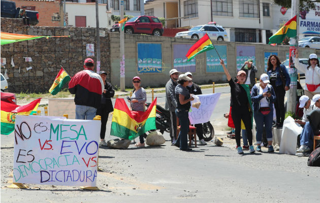 Órgano electoral boliviano cierra el recuento y confirma victoria de Morales Contrarios a la reelección de Evo Morales, bloquearon calles en La Paz. Foto: EFE.