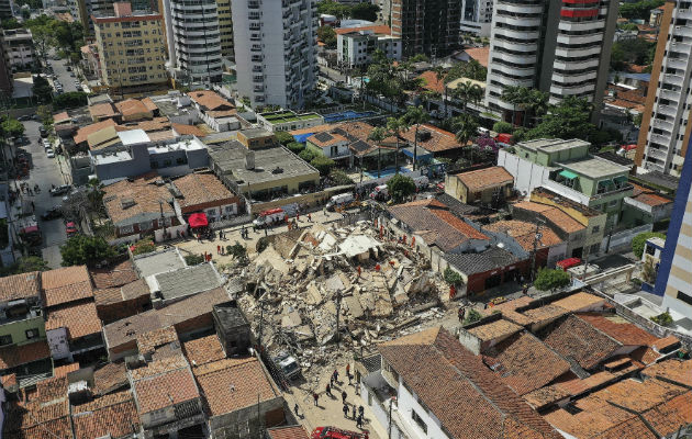 Rescatistas en el sitio donde se derrumbó el edificio de siete pisos en Fortaleza (Brasil). Foto: EFE. Al menos 2 muertos tras derrumbe de edificio en ciudad brasileña de Fortaleza