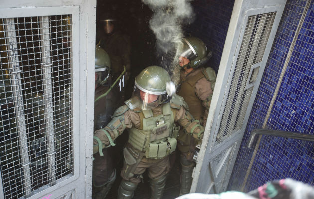 Chile amanece patrullada por militares recordando la dictadura de Pinochet A los militares chilenos, el mandatario entregó el control del orden público. Foto: EFE.