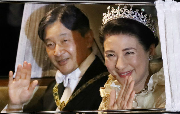 Naruhito asciende al Trono del Crisantemo entre vestigios de otros tiempos El emperador Naruhito y la emperatriz Masako saludan luego de la ceremonia de ascensión. Foto: