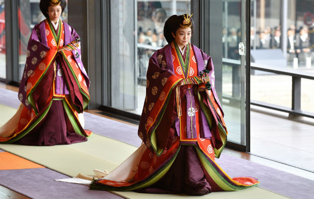 Naruhito asciende al Trono del Crisantemo entre vestigios de otros tiempos El emperador Naruhito y la emperatriz Masako saludan luego de la ceremonia de ascensión. Foto: