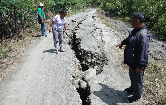 Un sismo de magnitud 6,5 sacude de nuevo el sur de Filipinas Pobladores observan una grieta en la calle tras el sismo en Digos, Filipinas. Foto: EFE.