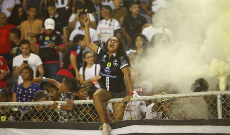 Fanaticada de Tauro celebró en el Rommel Fernández Foto Anayansi Gamez Fanaticada de Tauro celebró en el Rommel Fernández Foto Anayansi Gamez