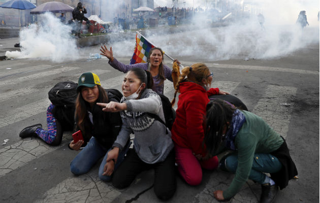 CIDH condena muertos, amenazas a periodistas y papel de militares en Bolivia Seguidores del expresidente Evo Morales protestan en medio de gases lacrimógenos. Foto: AP.