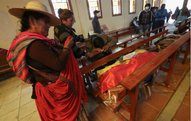 El barrio boliviano de Senkata llora a sus muertos con rabia Velatorio de algunas de las víctimas fatales de los disturbios en el templo San Francisco de Asís, en El Alto (Bolivia). Fioto: EFE.